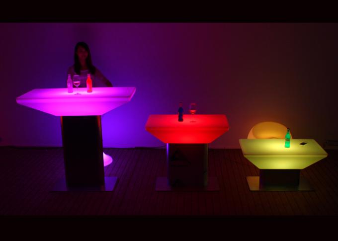 A noite do cachimbo de água do polietileno ilumina acima a tabela do clube da mobília com luz colorida do diodo emissor de luz